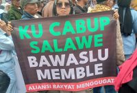 Aliansi Rakyat Peduli Pemilu Bersih, Jujur, dan Adil (Jurdil) Kabupaten Bandung mengepung Kantor Bawaslu di depan Alun-Alun Soreang, Senin (02/12/2024).(Foto: maji/dara)

