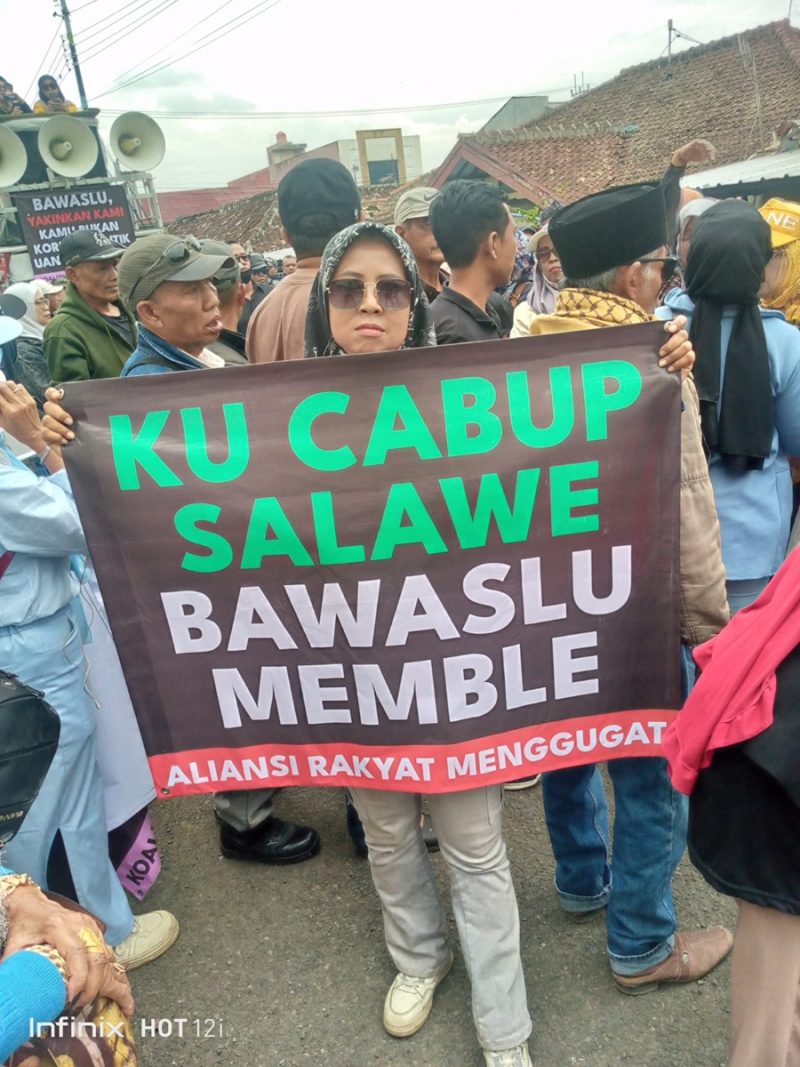 Aliansi Rakyat Peduli Pemilu Bersih, Jujur, dan Adil (Jurdil) Kabupaten Bandung mengepung Kantor Bawaslu di depan Alun-Alun Soreang, Senin (02/12/2024).(Foto: maji/dara)

