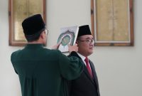 Bupati Bandung Dadang Supriatna, melantik Enjang Wahyudin sebagai Kepala Dinas Pedidikan di Rumah Dinas Bupati Bandung, Jumat (27/12/2024). (Foto: maji/dara)

