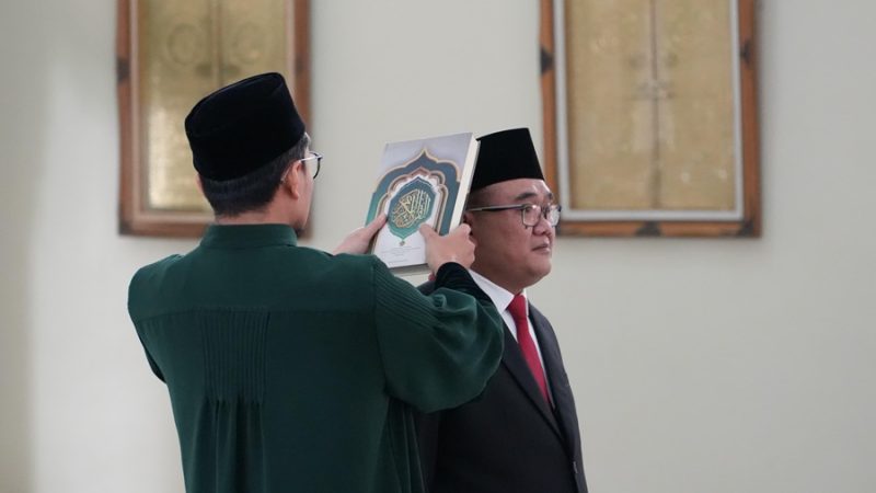 Bupati Bandung Dadang Supriatna, melantik Enjang Wahyudin sebagai Kepala Dinas Pedidikan di Rumah Dinas Bupati Bandung, Jumat (27/12/2024). (Foto: maji/dara)

