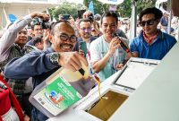 
Direktur Utama Pertamina Patra Niaga, Riva Siahaan meluncurkan program Green Movemement UCO yaitu program pengumpulan Used Cooking Oil (UCO) atau minyak jelantah di sejumlah SPBU dan rumah sakit IHC Pertamina di Jabodetabek dan Bandung pada Sabtu (21/12/2024).(Foto: Ist)