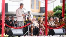 
Penjabat Gubernur Jawa Barat Bey Machmudin memimpin upacara peringatan Hari Bakti Pekerjaan Umum Ke-79 Tahun 2024 Tingkat Provinsi Jawa Barat di halaman depan Gedung Sate, Kota Bandung, Selasa (3/12/2024).(Foto: Biro Adpim Jabar)

