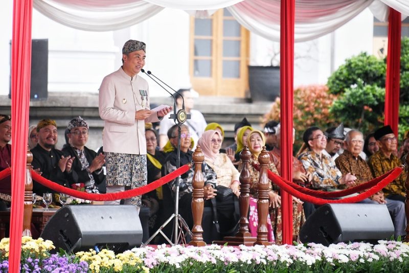 
Penjabat Gubernur Jawa Barat Bey Machmudin memimpin upacara peringatan Hari Bakti Pekerjaan Umum Ke-79 Tahun 2024 Tingkat Provinsi Jawa Barat di halaman depan Gedung Sate, Kota Bandung, Selasa (3/12/2024).(Foto: Biro Adpim Jabar)

