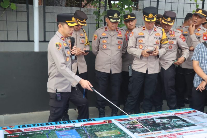 Polres Garut dibantu Kodim 0611 Garut, Dishub dan Satpol PP menyiagakan ratusan personel amankan sudang pleno terbuka perolehan suara Pilkada serentak di Hotel Santika Garut, Kamis (5/12/2024)(Foto: Ist)