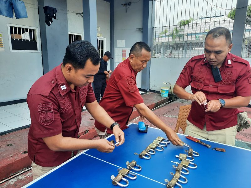 Deteksi Dini, Lapas Garut Lakukan Perawatan dan Rolling Kunci Gembok, Sabtu (7/12/2024)(Foto: Istimewa)