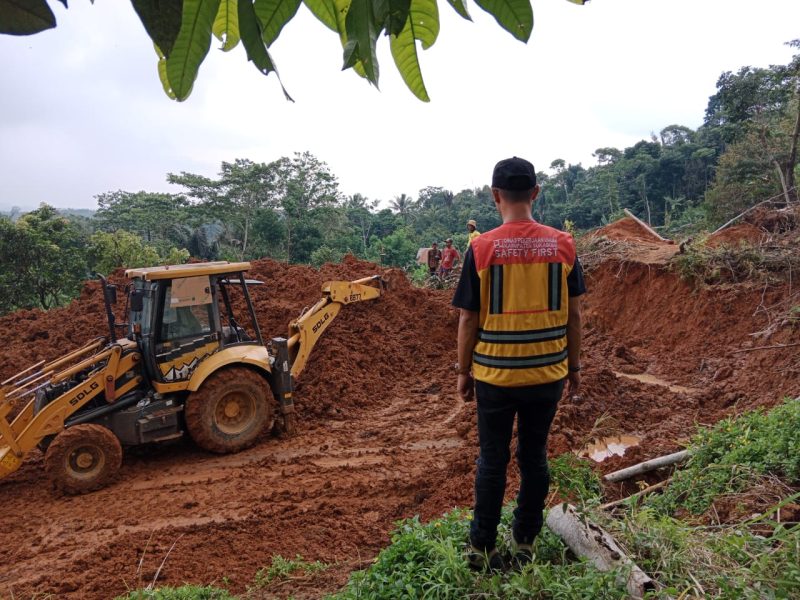  Dinas Bina Marga dan Penataan Ruang (BMPR) Jabar terus memperbaiki infrastruktur, seperti jalan dan jembatan, yang rusak akibat bencana di sejumlah titik di Kabupaten Sukabumi dan Cianjur. (Foto: dian/dara)

