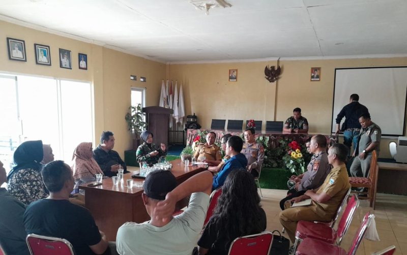 Polsek Wanaraja bersama unsur Forkopimcam Wanaraja gelar mediasi antara pemilik peternakan burung puyuh dan warga masyarakat sekitar peternakan di Aula Desa Wanasari, Kecamatan Wanaraja, Kabupaten Garut, Selasa (10/12/2024(Foto: Ist)