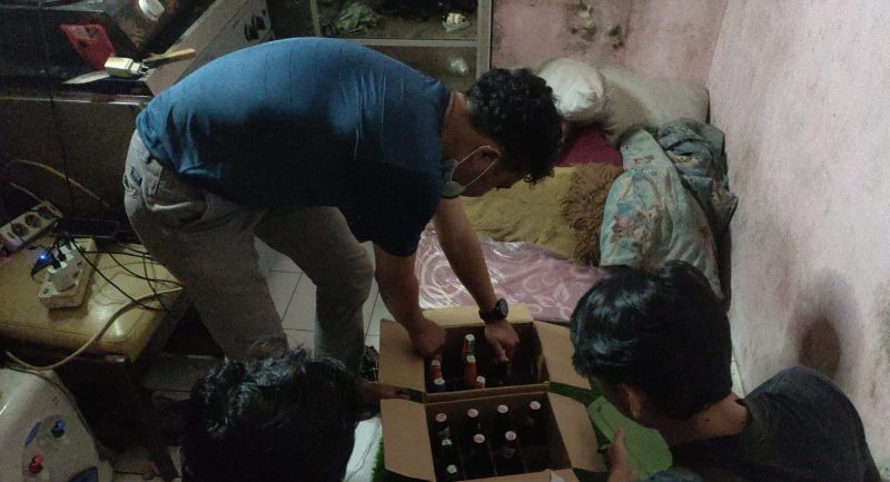 
Sat Narkoba Polres Garut mengamankan puluhan botol miras dari sebuah warung di Jalan Pandai, Kecamatan Tarogong Kaler, Kabupaten Garut, Senin(16/12/2024).(Foto: andre/dara)
