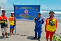 Satpolairud Polres Garut bersama BKO Dit Polairud Polda Jabar dan Balawisata memasang spanduk peringatan tanda bahaya di objek wisata Pantai Sayang Heulang, Kecamatan Pameungpeuk, Kabupaten Garut pada Senin (23/12/2024)(Foto: Istimewa)