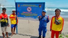 Satpolairud Polres Garut bersama BKO Dit Polairud Polda Jabar dan Balawisata memasang spanduk peringatan tanda bahaya di objek wisata Pantai Sayang Heulang, Kecamatan Pameungpeuk, Kabupaten Garut pada Senin (23/12/2024)(Foto: Istimewa)