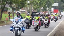 Kapolres Garut dan Bhayangkari Cabang Garut melakukan pengecekan Pos PAM Nataru serta berikan bingkisan kepada petugas jaga, Selasa (24/12/2024)(Foto: Istimewa)