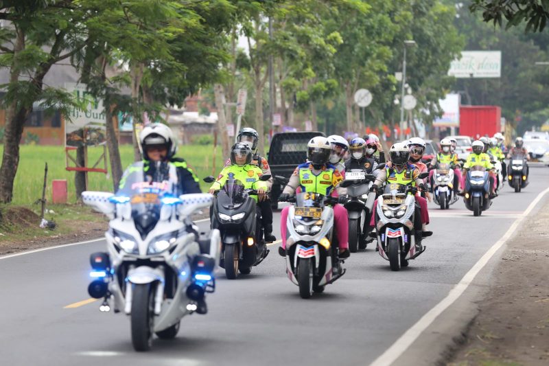 Kapolres Garut dan Bhayangkari Cabang Garut melakukan pengecekan Pos PAM Nataru serta berikan bingkisan kepada petugas jaga, Selasa (24/12/2024)(Foto: Istimewa)