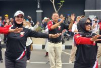 Pemkab Garut berkolaborasi dengan Kantor Bea Cukai Tasikmalaya melaksanakan Senam Bersama sebagai bentuk Sosialisasi Bahaya Rokok Ilegal pada kegiatan Car Free Day (CFD) di Jalan Ahmad Yani, Kecamatan Garut Kota, Kabupaten Garut, Minggu (29/12/2024)(Foto: Istimewa)