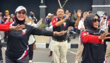 Pemkab Garut berkolaborasi dengan Kantor Bea Cukai Tasikmalaya melaksanakan Senam Bersama sebagai bentuk Sosialisasi Bahaya Rokok Ilegal pada kegiatan Car Free Day (CFD) di Jalan Ahmad Yani, Kecamatan Garut Kota, Kabupaten Garut, Minggu (29/12/2024)(Foto: Istimewa)