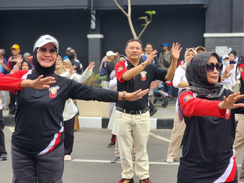 Pemkab Garut berkolaborasi dengan Kantor Bea Cukai Tasikmalaya melaksanakan Senam Bersama sebagai bentuk Sosialisasi Bahaya Rokok Ilegal pada kegiatan Car Free Day (CFD) di Jalan Ahmad Yani, Kecamatan Garut Kota, Kabupaten Garut, Minggu (29/12/2024)(Foto: Istimewa)