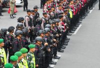 
Polres Garut gelar apel gabungan Pengamanan Tahun Baru di Pos Pengamanan Bank BJB, Jalan Ahmad Yani, Kecamatan Garut Kota, Kabupaten Garut, Selasa (31/12/2024).(Foto: andre/dara)
