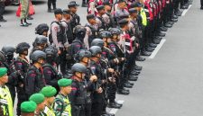 
Polres Garut gelar apel gabungan Pengamanan Tahun Baru di Pos Pengamanan Bank BJB, Jalan Ahmad Yani, Kecamatan Garut Kota, Kabupaten Garut, Selasa (31/12/2024).(Foto: andre/dara)
