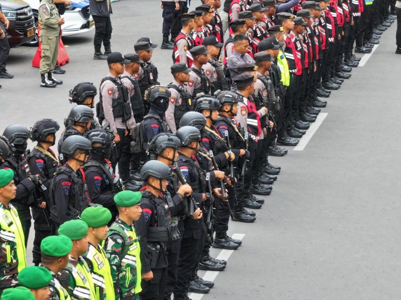 
Polres Garut gelar apel gabungan Pengamanan Tahun Baru di Pos Pengamanan Bank BJB, Jalan Ahmad Yani, Kecamatan Garut Kota, Kabupaten Garut, Selasa (31/12/2024).(Foto: andre/dara)
