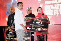 
Penjabat Gubernur Jabar Bey Machmudin memberikan piagam dan piala kepada Kepala Dinas Kominfo, Ika Mardiah pada Anugerah Pegawai Negeri Sipil Berprestasi 2024, di Trans Convention Centre Bandung, Selasa (3/12/2024).(Foto: biro adpim jabar)