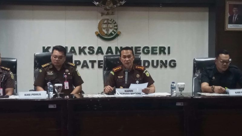 Kepala Kejaksaa Negeri (Kajari) Bale Bandung, Donny Haryono Setyawan, S.H, didampingi Kasi Pidsus Heryanto Hamonangan, dan Kasi Intel Femi Irvan Nasution saat menggelar  keterangan Pers-nya di Aula Kejari, Senin (9/12/2024). (Foto: Ist)

