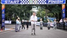 
Penjabat Gubernur Jawa Barat Bey Machmudin membuka Kejuaraan Sepatu Roda dan Skateboard Nasional Piala Ibu Negara (PIN) Tahun 2024, di Gelanggang Olahraga (GOR) Saparua, Kota Bandung, Selasa (3/12/2024).(Foto: Biro Adpim Jabar)