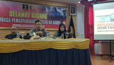 
Kepala Lapas Kelas IIA Garut, Rusdedy, didampingi pejabat struktural Lapas Garut menyampaikan Refleksi Akhir Tahun di Aula Lapas Garut, Jalan KH.Hasan Arif, Kecamatan Banyuresmi, Kabupaten Garut, Selasa (31/12/2024).(Foto: andre/dara)

