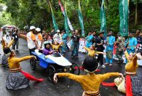 
Penjabat (Pj.) Gubernur Jawa Barat Bey Machmudin membuka Lomba Kereta Peti Sabun ke-11 di Area Sabuga Kota Bandung, Sabtu (14/12/2024).(Foto: biro adpim jabar)
