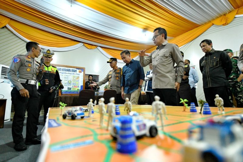 

 Pj. Gubernur Jawa Barat bersama Wamendagri RI dan Forkopimda Provinsi Jawa Barat meninjau Pengamanan Lalu Lintas Simpang Dago Kota Bandung, Selasa, 24/12/2024.(Foto: adpim jabar)