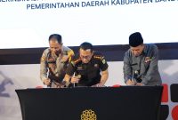 
Bupati Bandung Dadang Supriatna, Kajari Bale Bandung  Donny Haryono Setyawan, S.H,dan Tim Siber Pungli menanda MoU pada moment Peringatan Hari Antikorupsi Sedunia (Hakordia) di Hotel Grand Sunshine, Soreang, Rabu (11/12/2024). (Foto: Humas)

