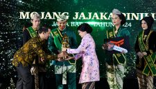 
Penjabat Ketua TP PKK Jawa Barat Amanda Soemedi Bey Machmudin memberikan piala kepada juara Mojang Jajaka Jawa Barat 2024 di Gedung Merdeka, Kota Bandung, Ahad (15/12/2024) malam.(Foto: biro adpim jabar).
