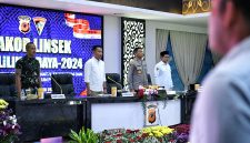 Penjabat Gubernur Jabar Bey Machmudin pimpin Rakor Lintas Sektoral Operasi Lilin Lodaya 2024, Pelaksanaan Pengamanan Natal 2024 dan Tahun Baru 2025, di Kantor Polda Jabar, Jalan Soekarno Hatta, Kota Bandung. Selasa (17/12/2024). (Foto: biro adpim jabar)

