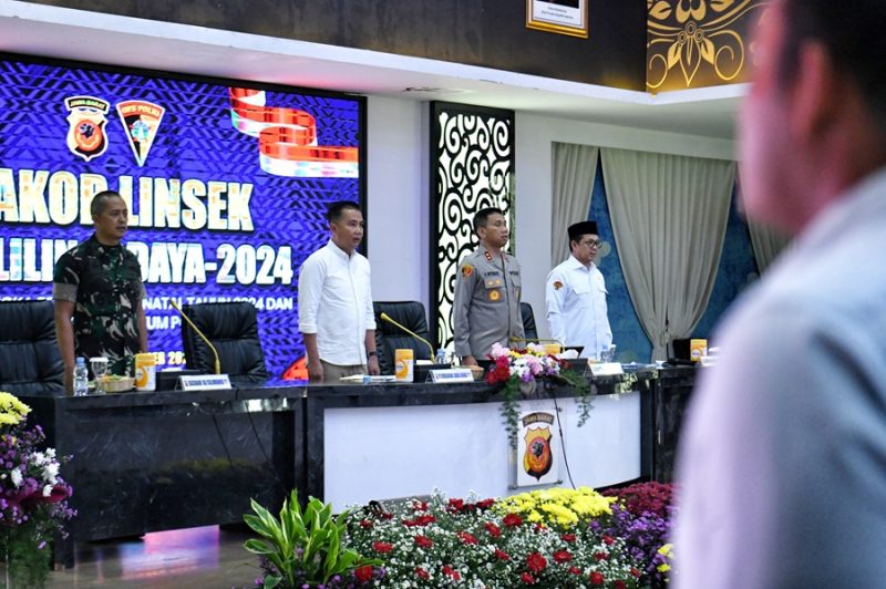 Penjabat Gubernur Jabar Bey Machmudin pimpin Rakor Lintas Sektoral Operasi Lilin Lodaya 2024, Pelaksanaan Pengamanan Natal 2024 dan Tahun Baru 2025, di Kantor Polda Jabar, Jalan Soekarno Hatta, Kota Bandung. Selasa (17/12/2024). (Foto: biro adpim jabar)

