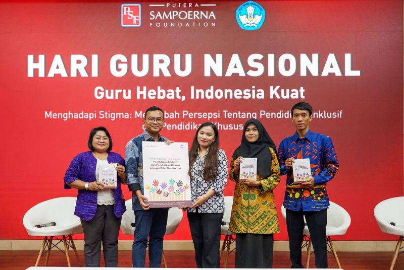 (Dari kiri ke kanan) Desak Ketut Caturwangi, SLB Negeri 1 Bangli; Putra Asga Elevri,
Direktur Guru Pendidikan Menengah dan Pendidikan Khusus, Ditjen GTK; Weni Mardi
Waluyani, Fasilitator Putera Sampoerna Foundation - School Development Outreach &
Editor Buku; Puji Astin Janiari, SD 37 Kota Bengkulu; Aan Kurniawan, SMK Negeri 2
Makassar, dalam memperingati Hari Guru Nasional tahun 2024 (Foto: Ist)