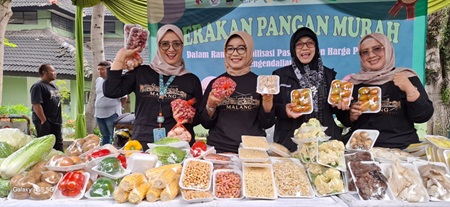 
Ibu-ibu ASN Pemerintah Kabupaten (Pemkab) Bandung beragaya di stand gerakan pangan murah (GPM) yang dilaksanakan di Halaman Kantor Disperdagin Kabupaten Bandung, Soreang, Jumat (6/12/2024).(Foto: humas)

