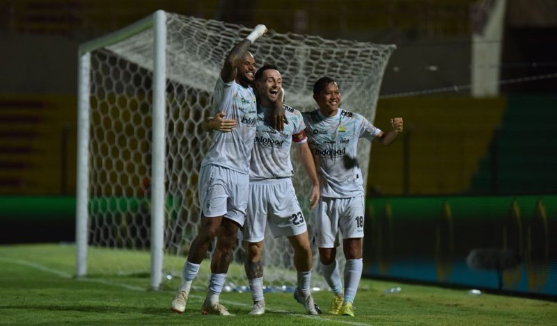 
Marc Kloj, Adam Alis dan David da Silva merayakan gol Persib ke gawang Barito Putera pada pertandingan pekan ke-15 Liga 1 2024/2025 di Stadion Sultan Agung Bantul, DI Yogyakarta, Rabu, 18 Desember 2024. (Foto:PERSIB.co.id)

