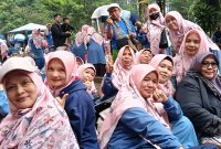 
Perempuan Persatuan Islam Istri (Pesistri) Jamiah Desa Banyusari, Kecamatan Katapang, menghadiri Silaturahmi Akbar (Silatbar) ke-3 Tingkat Kabupaten Bandung di Kawasan Gunung Puntang, Minggu (15/12/2024). Silatbar diisi Pengajian Umum dari Ustadz H. Irfan Firmanyah, Pd., dan sejumlah lomba lainnya.(Foto: maji/dara)

