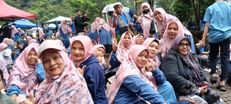 
Perempuan Persatuan Islam Istri (Pesistri) Jamiah Desa Banyusari, Kecamatan Katapang, menghadiri Silaturahmi Akbar (Silatbar) ke-3 Tingkat Kabupaten Bandung di Kawasan Gunung Puntang, Minggu (15/12/2024). Silatbar diisi Pengajian Umum dari Ustadz H. Irfan Firmanyah, Pd., dan sejumlah lomba lainnya.(Foto: maji/dara)

