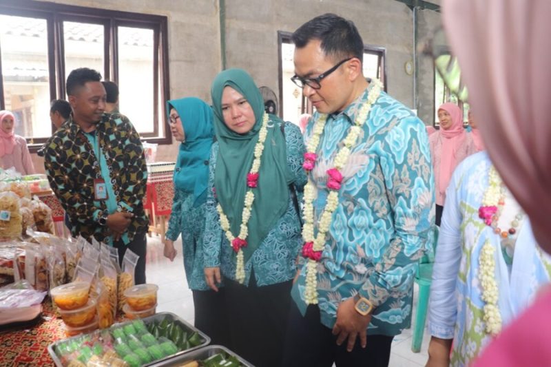 
Penjabat (Pj) Bupati Cirebon, Wahyu Mijaya menghadiri  evaluasi akhir P2WKSS  di Balai Desa Karangwangi, Kecamatan Depok, Jumat (6/12/2024). (Foto: Bambang/dara)
