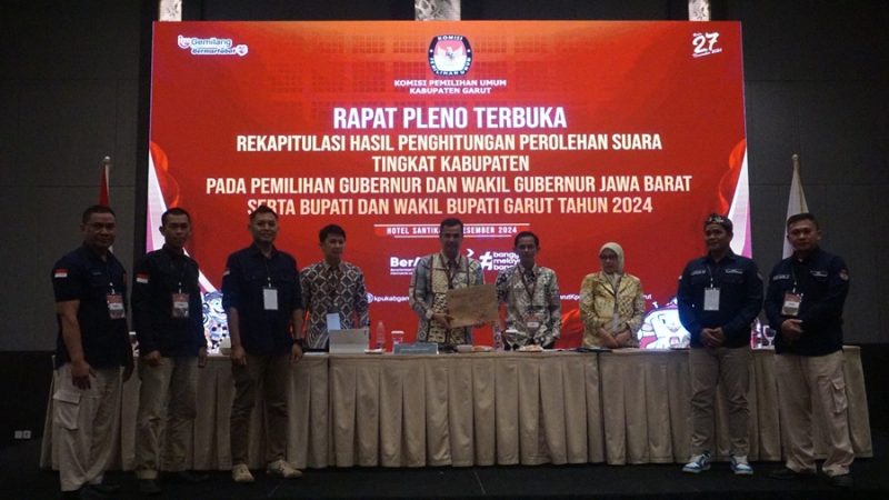 

Rapat pleno rekapitulasi penghitungan suara hasil Pilkada 2024 yang digelar KPU Garut di Hotel Santika, Jalan Cipanas Baru, Kecamatan Tarogong Kaler, Kabupaten Garut, Kamis (5/12/2024) malam.(Foto:andre/ dara)


