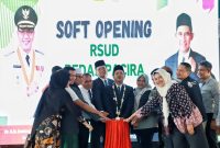 Bupati Bandung Dadang Supriatna melakukan soft launching Rumah Sakit Umum Daerah Pasirjambu, Ciwidey, Rancabali (RSUD Pacira), di Desa Sukawening, Kecamatan Ciwidey, Jumat (27/12/2024).(Foto: humas)

