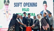 Bupati Bandung Dadang Supriatna melakukan soft launching Rumah Sakit Umum Daerah Pasirjambu, Ciwidey, Rancabali (RSUD Pacira), di Desa Sukawening, Kecamatan Ciwidey, Jumat (27/12/2024).(Foto: humas)

