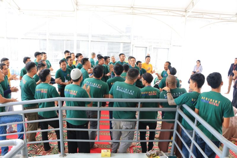 Lapas Kelas IIA Banceuy Bandung Gelar Family Support Grup bagi warga binaan peserta Rehabilitasi Sosial Narkotika di halaman Mesjid Nurul Falah, Sabtu (30/11/24).(Foto: Ist)

