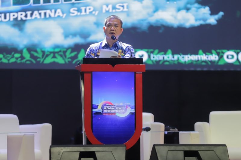 
Bupati Dadang Supriatna memberikan sambuatan pada Telkom University Anniversary 2024, tema 