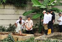 
Sekretaris Daerah Jabar Herman Suryatman meninjau Tempat Pemrosesan Akhir (TPA) Sarimukti, Kabupaten Bandung Barat, Selasa (24/12/2024).(Foto: biro adpim jabar) 
