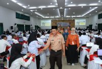 
Bupati Bandung Dadang Supriatna meninjau pelaksanaan Seleksi Kompetensi Pegawai Pemerintah dengan Perjanjian Kerja (P3K) tahap pertama di Pusdikpom Cimahi, Senin (16/12/2024) siang. (Foto: diskominfo)
