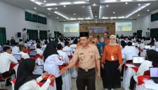 
Bupati Bandung Dadang Supriatna meninjau pelaksanaan Seleksi Kompetensi Pegawai Pemerintah dengan Perjanjian Kerja (P3K) tahap pertama di Pusdikpom Cimahi, Senin (16/12/2024) siang. (Foto: diskominfo)
