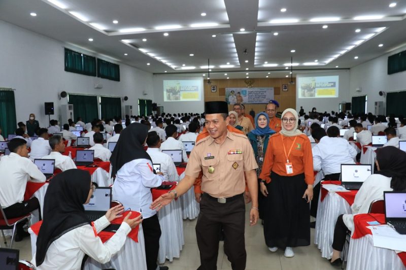 
Bupati Bandung Dadang Supriatna meninjau pelaksanaan Seleksi Kompetensi Pegawai Pemerintah dengan Perjanjian Kerja (P3K) tahap pertama di Pusdikpom Cimahi, Senin (16/12/2024) siang. (Foto: diskominfo)
