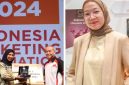 Yuliza Zen menerima hadiah juara 1 IMA UMKM Award 2024 Kategori Wisata (Kiri), dan Irena Surosoputro sebagai CEO Cokelatin Signature. (Foto: Ist).

