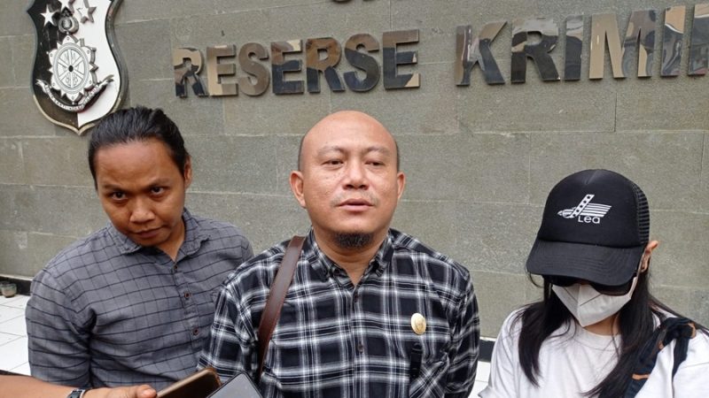 
Korban II didampingi kuasa hukum Yudia Alamsyah membeikan keterangan Pers usai  melapor ke Polresta Cirebon, Sabtu (8/12/2024).(Foto: Bambang/dara)