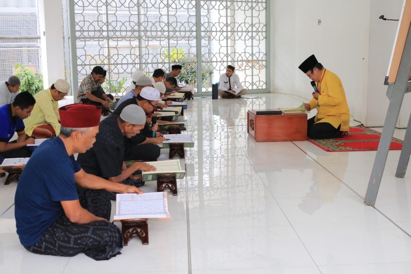 
Usai mendengarkan tausyiah dari Ustad Koko Rahmat, Ketua DKM Mesjid Lautze 2 Kota Bandung, warga binaan Lapas Banceuy Bandung membaca Quran di Mesjid Nurul Falah  Lapas Banceuy, Kamis (05/12/24).(Foto: maji/dara)
